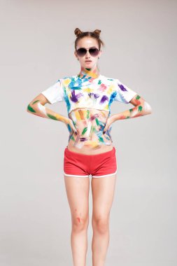 genç kadın çok renkli boya bulaşmış.