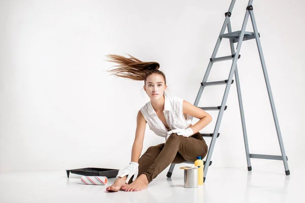 Kvinna måla en vägg i huset — Stockfoto