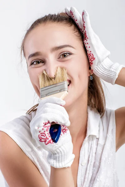 Kvinne som maler en vegg i huset – stockfoto