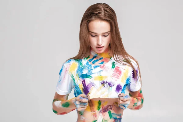 Молода жінка намальована різнокольоровою фарбою . — стокове фото