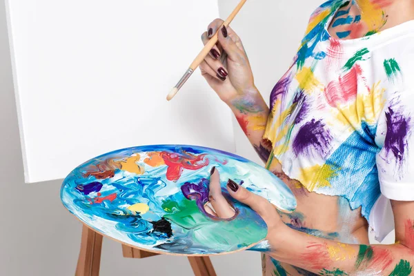 Artista feminina segurando paleta com tintas para desenho — Fotografia de Stock