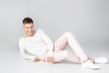 yakışıklı genç bir beyaz kazaklı