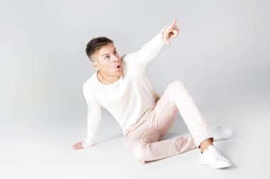 yakışıklı genç bir beyaz kazaklı