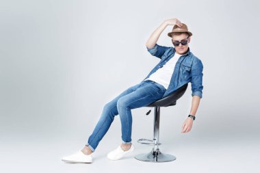 denim yakışıklı adam sandalyede oturur