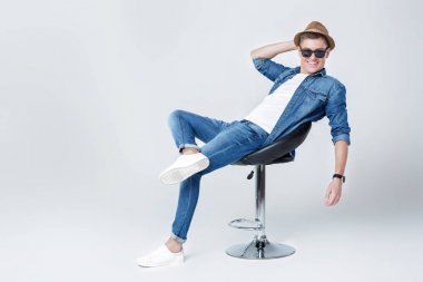 denim yakışıklı adam sandalyede oturur