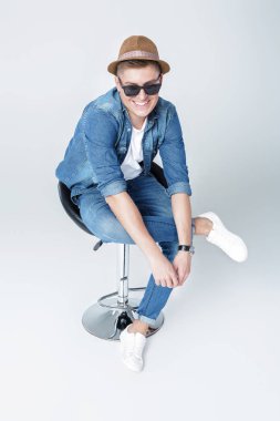 denim yakışıklı adam sandalyede oturur