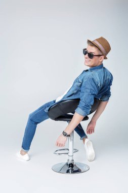 denim yakışıklı adam sandalyede oturur