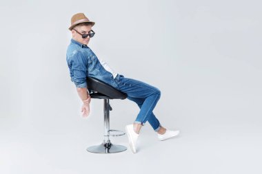 denim yakışıklı adam sandalyede oturur