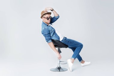 denim yakışıklı adam sandalyede oturur