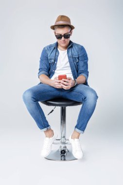 denim yakışıklı adam sandalyede oturur