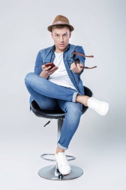 denim yakışıklı adam sandalyede oturur