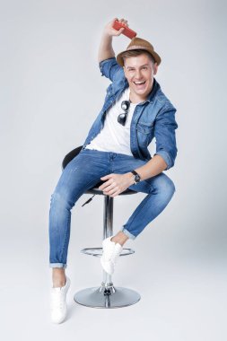 denim yakışıklı adam sandalyede oturur