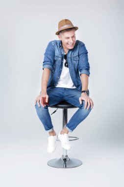 denim yakışıklı adam sandalyede oturur