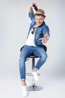 denim yakışıklı adam sandalyede oturur