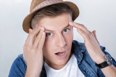 denim şapka ile yakışıklı adam