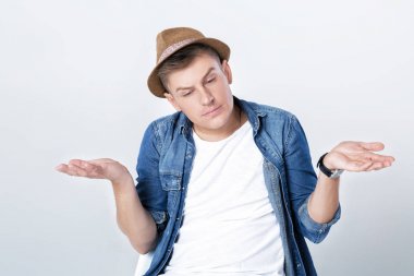 denim şapka ile yakışıklı adam