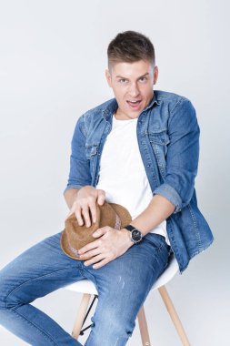 denim yakışıklı adam sandalyede oturur