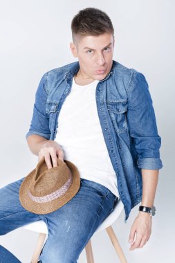 denim yakışıklı adam sandalyede oturur