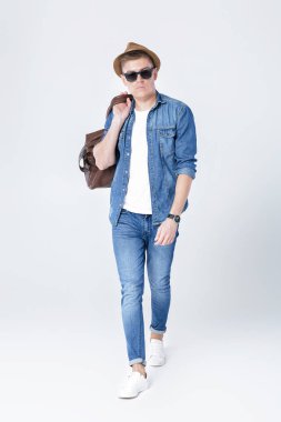 şapka ve güneş gözlüğü Deri Çanta omzunda taşıyan adam