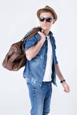 şapka ve güneş gözlüğü Deri Çanta omzunda taşıyan adam