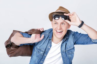 şapka ve güneş gözlüğü Deri Çanta omzunda taşıyan adam