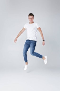 yakışıklı erkek kot pantolon ve ceket atlama