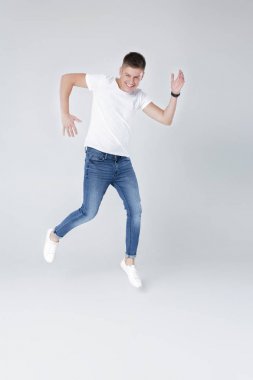 yakışıklı erkek kot pantolon ve ceket atlama