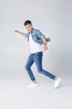 yakışıklı erkek kot pantolon ve ceket atlama