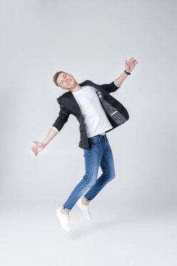 yakışıklı erkek kot pantolon ve ceket atlama