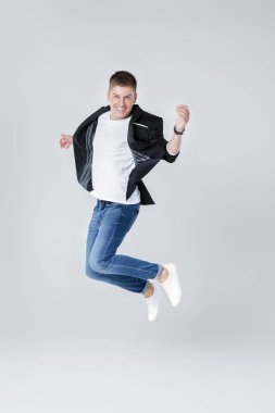 yakışıklı erkek kot pantolon ve ceket atlama