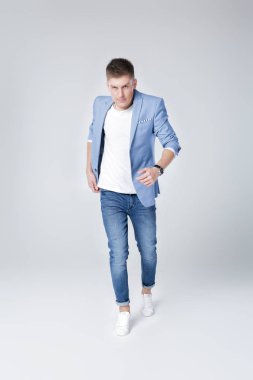 yakışıklı erkek kot pantolon ve ceket atlama