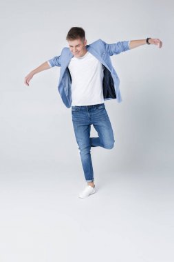 yakışıklı erkek kot pantolon ve ceket atlama