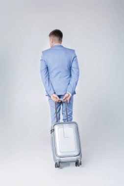 bavul ile mavi elbiseli genç adam