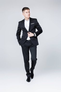 Takım elbiseli başarılı adam