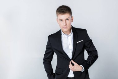 Takım elbiseli başarılı adam