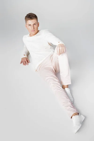 Joven guapo en un suéter blanco — Foto de Stock