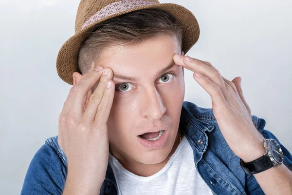 denim şapka ile yakışıklı adam