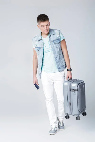Νεαρός άνδρας στο μπλε πουκάμισο με βαλίτσα — Φωτογραφία Αρχείου