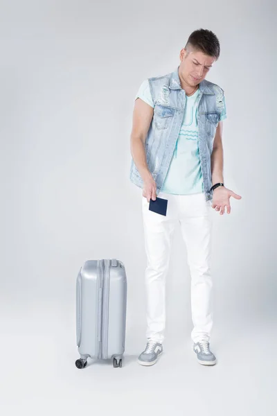 Hombre joven en camisa azul con maleta — Foto de Stock