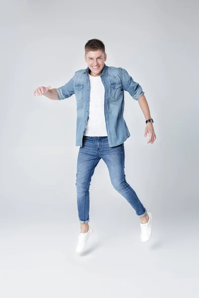 Stilig man jeans och jacka hoppning — Stockfoto