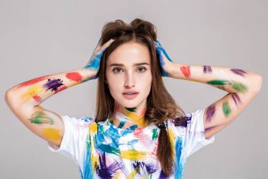 genç kadın çok renkli boya bulaşmış.