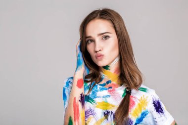 genç kadın çok renkli boya bulaşmış.