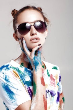 genç kadın çok renkli boya bulaşmış.