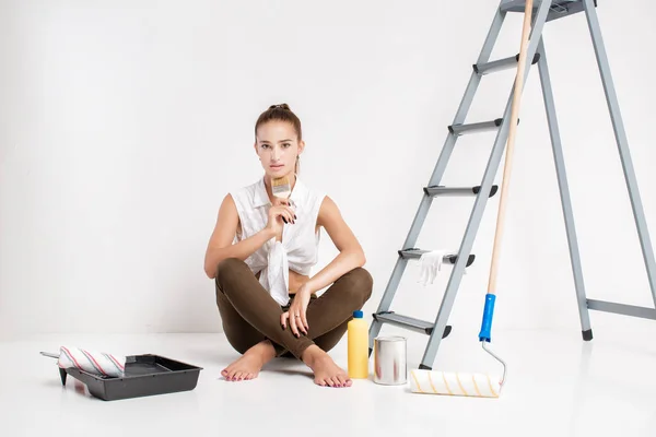 Mulher pintando uma parede em casa — Fotografia de Stock