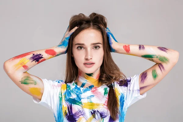 genç kadın çok renkli boya bulaşmış.