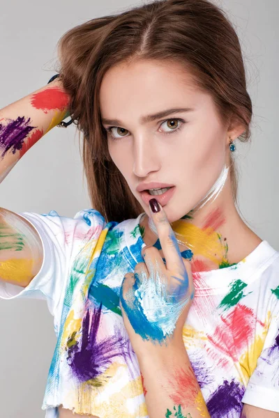 genç kadın çok renkli boya bulaşmış.