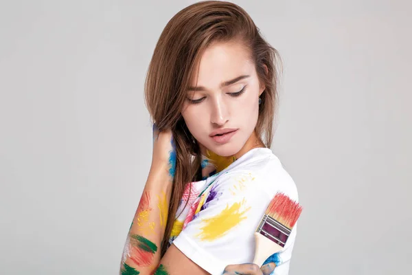 Молода жінка намальована різнокольоровою фарбою . — стокове фото