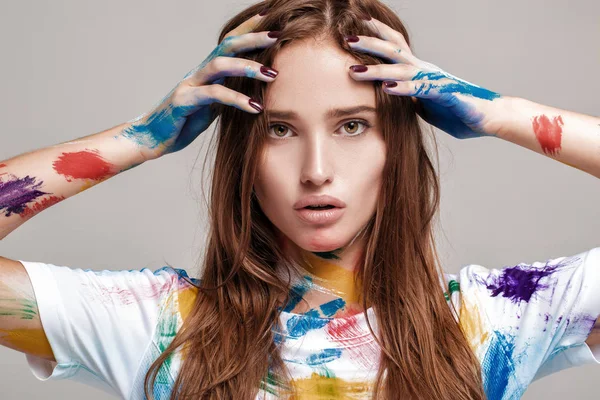genç kadın çok renkli boya bulaşmış.