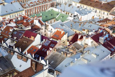 Lviv şehir evlerin damlarına üstten görüntülemek.