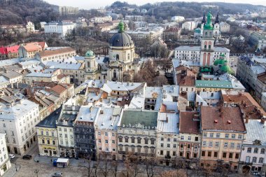 Lviv şehir evlerin damlarına üstten görüntülemek.